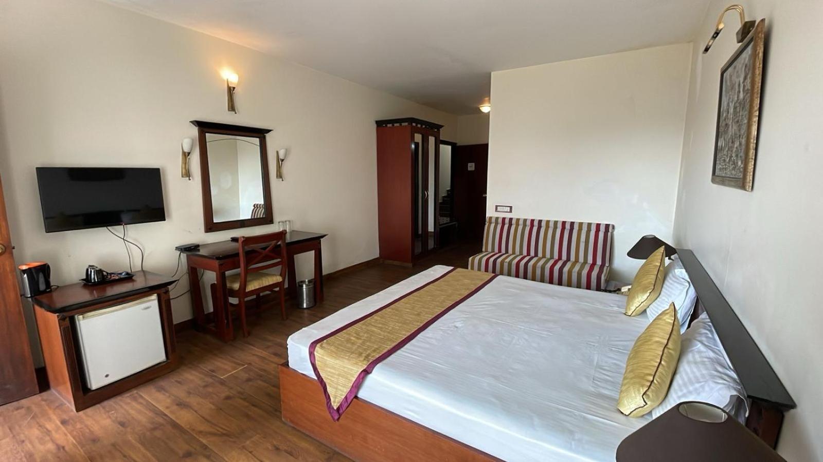 8Fold-Pinecrest By Larisa, Bhimtal Hotell Eksteriør bilde