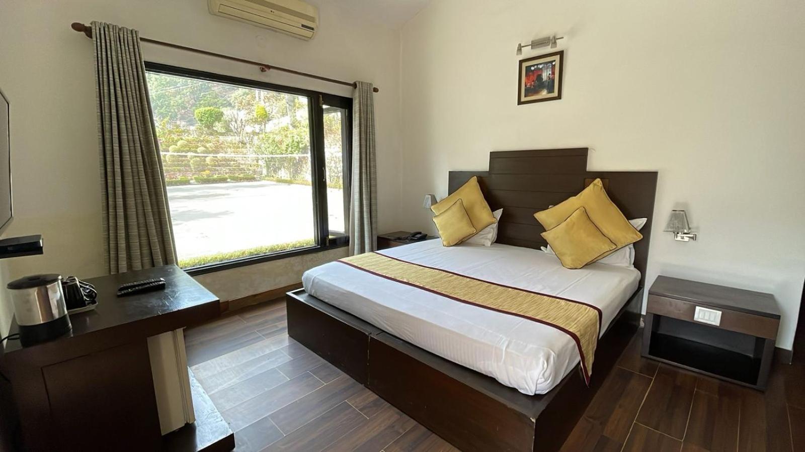 8Fold-Pinecrest By Larisa, Bhimtal Hotell Eksteriør bilde